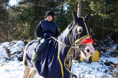 <strong><font face="Arial" size="2">4 Ay Tedavisi S&uuml;rd&uuml;</font></strong> <p><font size="2"><font face="Arial">Tedavisi tamamlanan atlara kondisyon ve nefes &ccedil;alışması yaptırdığını anlatan Avcı, şunları s&ouml;yledi; <font color="#333399">&quot;Benim baktığım atın ayağında bir problem vardı. Tedavisi 4 ay kadar s&uuml;rd&uuml;. Onu yarışlara hazırlıyorum. Sabahları ormanlık alanda kar altında kuvvet &ccedil;alışması yaptırıyorum. Haftanın 3 g&uuml;n&uuml; ormanlık alanda &ccedil;alışıyoruz, 2 g&uuml;n&uuml; ise d&uuml;zl&uuml;k alanda nefes &ccedil;alışması yapıyoruz. Atların arazide hazırlanmaları &ccedil;ok iyi oluyor. Kros yapıp kuvvet topluyorlar.&quot;</font></font></font></p><p><font face="arial,helvetica,sans-serif" size="2">Jokeylik yapan kuzeninden g&ouml;rerek atlara merak saldığını s&ouml;yleyen Avcı, baktığı atın bir tanıdığına ait olduğunu ve bu nedenle yetiştiricilik &uuml;creti almadığını ifade etti. </font></p><p><font face="arial,helvetica,sans-serif" size="2">Avcı, atın yarış kazanması durumunda &ouml;d&uuml;lden y&uuml;zde 5'lik bir pay alacağını vurguladı. </font></p>