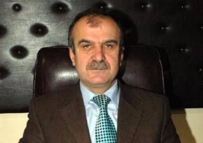 <p><font size="2"><font face="arial,helvetica,sans-serif"><strong>Petrol Alımlarına Denetim</strong><br /><br />T&uuml;ketici hakem heyetlerine başvuru limitinin il&ccedil;edeki t&uuml;ketici hakem heyetleri i&ccedil;in 2 bin 446 TL olduğunu ifade eden Keskin, 936 TL'lik limite kadar t&uuml;ketici hakem heyetlerinin verdiği kararların kesin bağlayıcılık i&ccedil;erdiğini hatırlattı. T&uuml;keticilerin şikayetlerini giderebilmeleri i&ccedil;in &uuml;r&uuml;nlerin garanti belgesi ve faturalarını almaları gerektiği uyarısında bulunan Keskin, seyyar laboratuvarlar aracılığıyla akaryakıt ka&ccedil;ak&ccedil;ılığına y&ouml;nelik denetimleri de s&uuml;rd&uuml;rd&uuml;klerini belirterek ş&ouml;yle konuştu: <font color="#333399">''Marker denetimi akaryakıt ka&ccedil;ak&ccedil;ılığının &ouml;nlenmesinde b&uuml;y&uuml;k bir aşama kaydetti. Seyyar laboratuvarlar aracılığıyla akaryakıt istasyonlarında ve kamu kuruluşlarının tankerle aldıkları petrol alımlarında her noktada denetim yapıyoruz. Ge&ccedil;en yıl yapılan denetimlerde 24 işletmeye pompa ayarları ve marker sistemine uymadıkları i&ccedil;in ceza kestik.'' </font></font></font></p><p><strong><font face="arial,helvetica,sans-serif" size="2">İmamlara Seminer</font></strong></p><p><br /><font face="arial,helvetica,sans-serif" size="2">T&uuml;keticilerin bilin&ccedil;lendirilmesi konusunda imamlardan da yardım istyeceklerini vurgulayan Keskin, <font color="#333399">&quot;Gen&ccedil;lere, kadınlara y&ouml;nelik seminerlerin yanı sıra din adamlarına da t&uuml;keci hakları konusunda seminerler vereceğiz. Bu konuda m&uuml;ft&uuml;l&uuml;klerle işbirliği yaparak imamlara y&ouml;nelik eğitim programı hazırladık. İmamları bu konuda bilgilendirdikten sonra, bulundukları semtlerdeki camilerde cemeati bilgilendirmelerini isteyeceğiz.'' </font>dedi. </font></p>