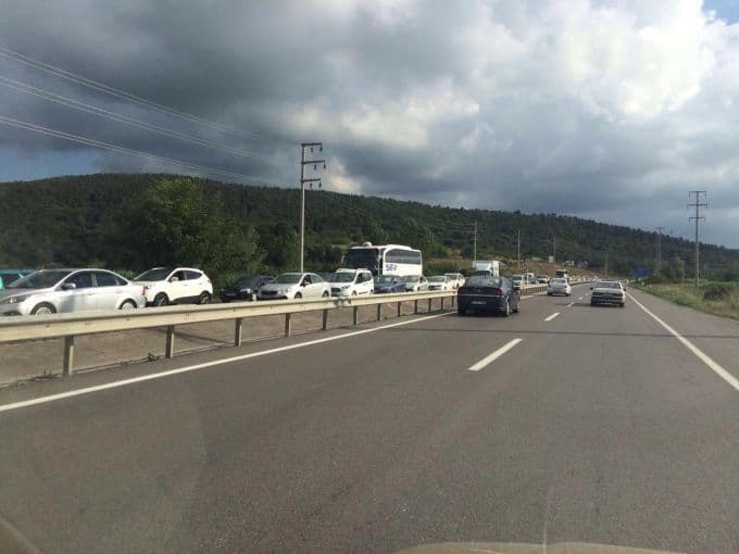 O yolda kilometrelerce araç kuyruğu oluştu