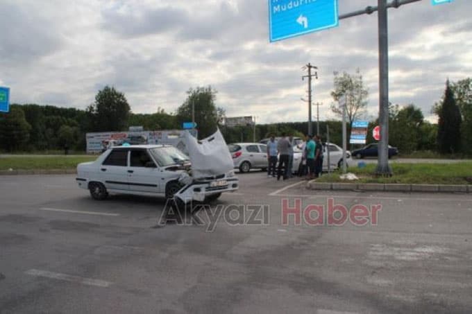 TEM otoyolu Akyazı Gişeleri' nde kaza 