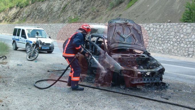 Seyir halindeki otomobil alev alev yandı