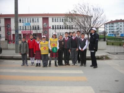 <font face="Arial" size="2">Okulun giriş ve &ccedil;ıkışlarında cadde &uuml;zerinde g&ouml;rev yapan &ouml;ğrencilere Trafik Denetleme Şubesi'nde g&ouml;revli polis memurları eğitim veriyor. Uygulamalı eğitimde g&ouml;n&uuml;ll&uuml; trafik g&ouml;revlisi &ouml;ğrencilere ara&ccedil; ve yaya trafiğine nasıl y&ouml;n verecekleri, ge&ccedil;idin neresinde ve nasıl duracakları konularında bilgiler veriliyor.<br /><br />Trafik Kul&uuml;b&uuml; Rehber &Ouml;ğretmeni Emel Sarışın'ın &ouml;nc&uuml;l&uuml;ğ&uuml;nde g&ouml;rev yapan g&ouml;n&uuml;ll&uuml; trafik memuru &ouml;ğrencilerinin eğitimlerini &ccedil;evre sakinleri de ilgiyle izledi.</font>