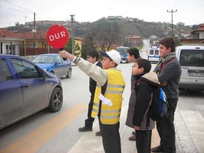 Öğrenciler Gönüllü Trafik Polisliği Yapıyor