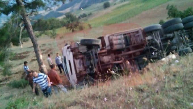 Freni boşalan kamyon, şarampole devrildi