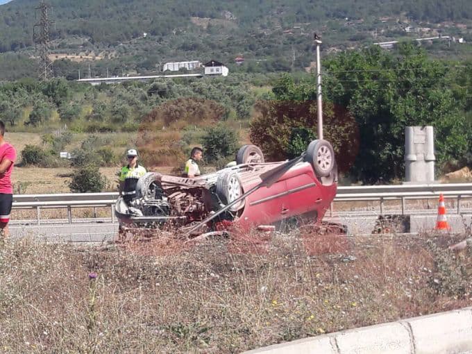 Tırın çarptığı otomobil bariyerlere çarpıp takla attı