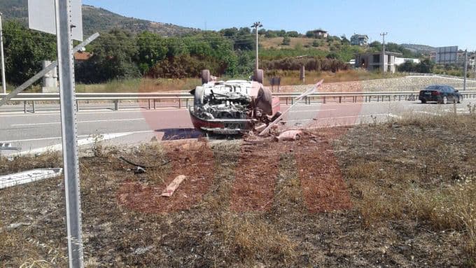 Tırın çarptığı otomobil bariyerlere çarpıp takla attı