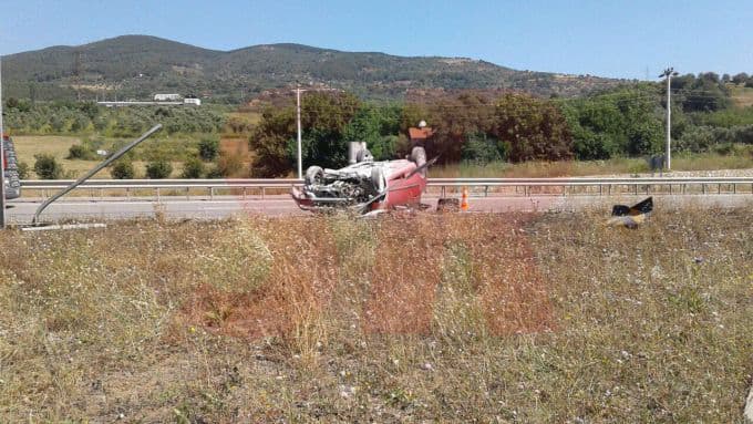 Tırın çarptığı otomobil bariyerlere çarpıp takla attı