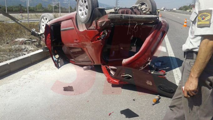 Tırın çarptığı otomobil bariyerlere çarpıp takla attı