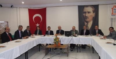 <p><font face="arial,helvetica,sans-serif" size="2" color="#333399">Vali Yardımcısı Uğur Aladağ toplantıda yaptığı konuşmada Sakarya genelinde 44 bin dolayında okumaz yazmaz vatandaşın bulunduğunu belirterek kampanyanın s&uuml;rd&uuml;r&uuml;leceği 4 yıl i&ccedil;inde t&uuml;m vatandaşların okuma yazma kurslarına katılması i&ccedil;in &ccedil;alışma yapılacağını s&ouml;yledi.</font></p><p><font face="arial,helvetica,sans-serif" size="2">Kampanya ile ilgili d&ouml;nem sonu raporunun hazırlandığı toplantıda; okuma yazma kurslarına katılacak vatandaşlara y&ouml;nelik &ouml;d&uuml;llendirme &ccedil;alışmalarının her il&ccedil;enin kendi imkanlarıyla y&uuml;r&uuml;t&uuml;lmesi, sağlık ocakları kanalıyla yapılacak ev ziyaretlerinde okumaz yazmaz vatandaşların tespiti ve bu vatandaşların kurslara teşvik edilmesi, televizyon ve diğer medya organlarında kampanyayı tanıtıcı programlar yapılması, kampanyanın tanıtımı ile ilgili afişler bastırılması kararlaştırıldı. </font></p>