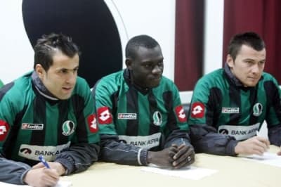 <p><font face="arial,helvetica,sans-serif" size="2">Sakaryaspor, Antalya kampında V.Manisaspor'dan Okan Ko&ccedil;, Kartalspor'dan S&uuml;leyman Varlık, Eskişehirspor'dan Mustafa Sevgi, Ankarag&uuml;c&uuml;'nden Burak Karaduman, Beşiktaş'tan Ethem Yılmaz, Rizespor'dan İlhan Ummak'a imza attırmıştı.</font></p>