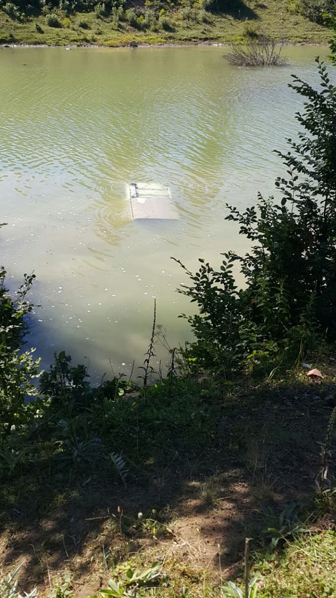 Freni boşalan araç gölete uçtu