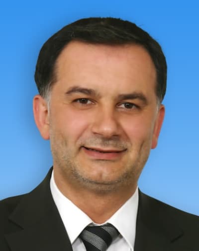 <p><font face="arial,helvetica,sans-serif" size="2"><strong>Hedef 10.000 İmza</strong></font></p><p><font face="arial,helvetica,sans-serif" size="2">Erenler&rsquo;de Yakup Alaylı&rsquo;nın belediye başkanı se&ccedil;ilmesi isteğiyle imza kampanyası başlatan bir grup Erenler il&ccedil;e halkı, kampanya &ccedil;er&ccedil;evesinde 10 bin imza toplamayı hedefliyor.<font color="#333399"> Bug&uuml;n başlamasına rağmen &ccedil;ok sayıda imza toplamayı başaran kampanya &ouml;nc&uuml;leri, kısa s&uuml;rede hedefledikleri sayıya ulaşacaklarına inandıklarını s&ouml;ylediler</font>.</font></p><p><font face="arial,helvetica,sans-serif" size="2"><strong>İmzalar Erdoğan'a Gidecek</strong></font></p><p><font face="arial,helvetica,sans-serif" size="2">Erenler&rsquo;de Alaylı lehine imza kampanyası başlatan grup, topladığı imzaları Başbakan ve AKP genel başkanı Recep Tayip Erdoğan&rsquo;a iletilmek &uuml;zere AKP genel merkezine teslim edecek.<br /><br />Bu arada başlatılan kampanya ile ilgili g&ouml;r&uuml;şlerini aldığımız Bekirpaşa Belediye Başkanı ve AKP Erenler belediye başkan aday adayı Yakup Alaylı da, kampanyaya &ouml;nc&uuml;l&uuml;k edenlere teşekk&uuml;r etti. &Ccedil;ocukluğunun ve gen&ccedil;lik yıllarının bir kısmının Erenler&rsquo;de ge&ccedil;tiğini ve ticaret hayatına da Erenler&rsquo;de başladığı i&ccedil;in bu il&ccedil;eyi avucunun i&ccedil;i gibi bildiğini sık sık tekrar eden Alaylı, <font color="#333399">&ldquo;Erenler halkının sevgisini kazanabildiysem ne mutlu bana&rdquo;</font> şeklinde konuştu.</font></p>