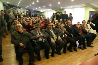 <p><font face="arial,helvetica,sans-serif" size="2">Bu &uuml;&ccedil; arkadaşımıza yerel se&ccedil;imlerde başarılar diliyorum.</font></p><p><font face="arial,helvetica,sans-serif" size="2">B&ouml;lgelerinde başarılı olacaklarına ilişkin kanaatim tamdır.</font></p><p><font face="arial,helvetica,sans-serif" size="2">Kendilerine g&uuml;veniyor, inanıyor ve hizmet aşkıyla bu emaneti d&uuml;r&uuml;st bir şekilde taşıyacaklarından kuşku duymuyorum.</font></p><p><font face="arial,helvetica,sans-serif" size="2">Allah yar ve yardımcımız olsun.</font></p><p><font face="arial,helvetica,sans-serif" size="2">Diğer arkadaşlarımızda aday arkadaşımıza destek vermek &uuml;zere bug&uuml;n burada bizimle birlikte bulunmaktadırlar. </font></p><p><font face="arial,helvetica,sans-serif" size="2">Kendilerine bu onurla g&ouml;reve talip oldukları i&ccedil;in teşekk&uuml;rlerimi bildiriyorum.</font></p><p><font face="arial,helvetica,sans-serif" size="2">Bundan sonraki s&uuml;re&ccedil;te de her zaman desteklerinin s&uuml;receğine olan inancımı dile getirmek istiyorum.</font></p><p><font face="arial,helvetica,sans-serif" size="2"><font color="#333399">2002 se&ccedil;imlerinden itibaren &uuml;lke y&ouml;netiminde ve son beş senedir de belediyelerde g&ouml;sterdiğimiz başarının en &ouml;nemli g&ouml;stergelerinden biri kuşkusuz aday adaylığı s&uuml;recinde partimize karşı olan tevecc&uuml;ht&uuml;r.</font> </font></p><p><font face="arial,helvetica,sans-serif" size="2">Ancak siyasetin doğası gereği yolumuza sadece bir arkadaşımızla devam etmek zorundayız. </font></p><p><font face="arial,helvetica,sans-serif" size="2">Partimize tevecc&uuml;hte bulunan b&uuml;t&uuml;n bu arkadaşlarımızdan bizim en b&uuml;y&uuml;k talebimiz se&ccedil;im s&uuml;recinde de aynı azim ve kararlılıklarını s&uuml;rd&uuml;rmeleridir.</font></p>