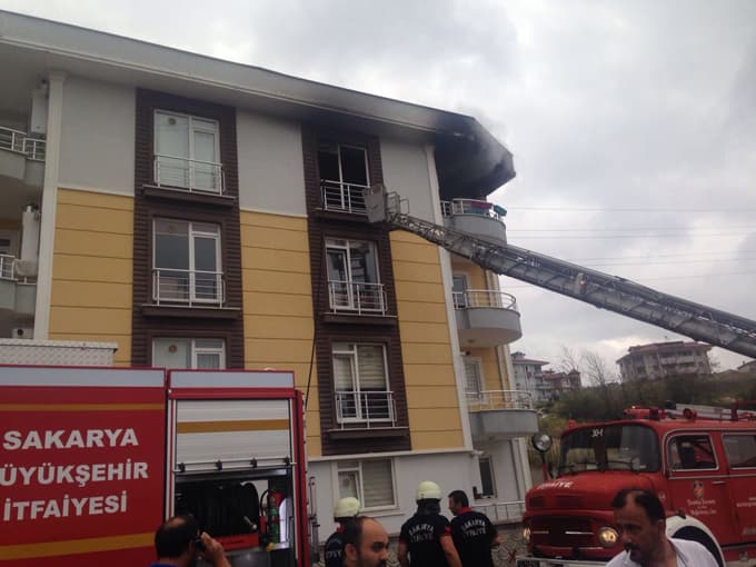 Serdivan'da yangın paniği, apart daire alev alev