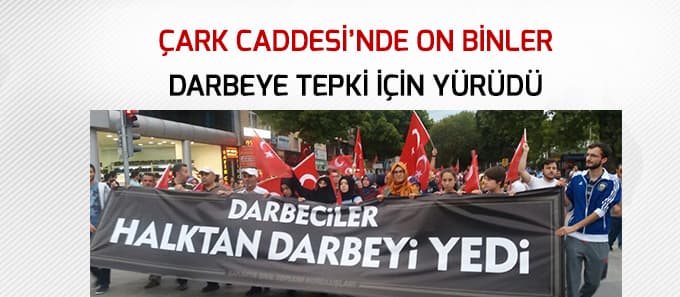On binler darbeye karşı yürüdü