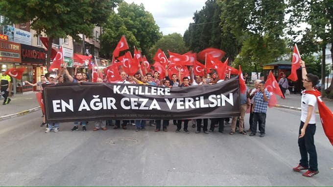 On binler darbeye karşı yürüdü