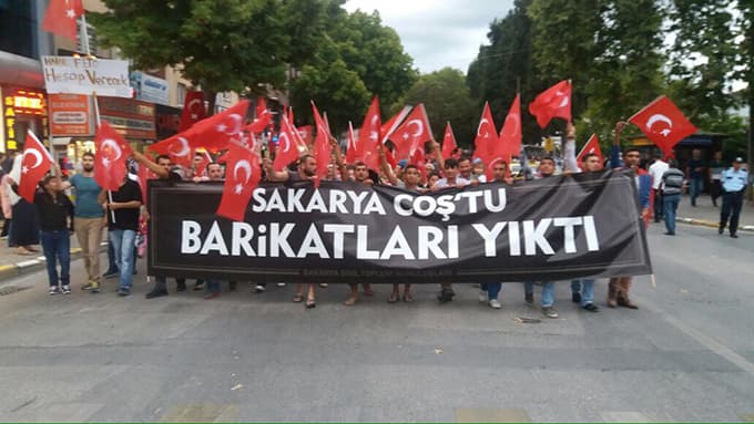 On binler darbeye karşı yürüdü