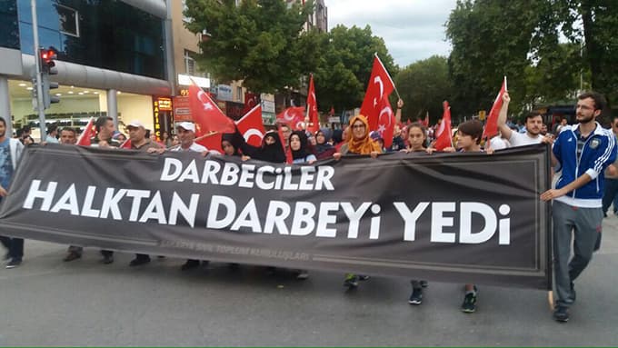 On binler darbeye karşı yürüdü