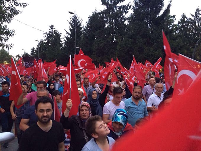On binler darbeye karşı yürüdü