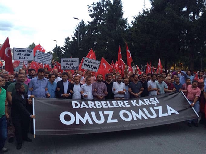 On binler darbeye karşı yürüdü