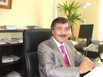 <p><font face="arial,helvetica,sans-serif" size="2">Yunus Bekircan;<font color="#333399"> &ldquo;Ancak Enerji t&uuml;ketimindeki artış tek başına gelişmişlik d&uuml;zeyinin artması olarak algılanmamalı. Gelişmişlik, az enerji kullanarak &ccedil;ok ekonomik değer oluşturmakla &ouml;l&ccedil;&uuml;lmeli. Enerji tasarrufu ise enerjinin akıllıca kullanımı ile kayıpların en aza indirilmesi, aynı enerji ile daha &ccedil;ok iş yapılması demek. En ucuz enerjinin tasarruf edilen enerji olduğu unutulmamalıdır&rdquo; </font>dedi.</font></p><p><font face="arial,helvetica,sans-serif" size="2"><font color="#333399">Genel M&uuml;d&uuml;r Yunus Bekircan, a&ccedil;ıklamasını ş&ouml;yle s&uuml;rd&uuml;rd&uuml;:</font> &ldquo;Sadece aydınlatmada dikkat edilecek birka&ccedil; k&uuml;&ccedil;&uuml;k ayrıntıyla bile &ouml;nemli oranlarda elektrik tasarrufu yapılabiliyor. &Ouml;rneğin, akkor flamanlı 100 watt'lık (W) normal bir ampulle g&uuml;nde 7 saat enerji t&uuml;keten bir ailenin aylık t&uuml;ketimi 21 kilovat saate (kWh) ulaşırken, aynı ışık akışını veren herg&uuml;n aynı s&uuml;rede kullanılan 20 watt'lık kompakt fluoresan ampulle aylık t&uuml;ketim 4 kWh'a kadar d&uuml;ş&uuml;yor. Evimizin aydınlatma şeklinde yapılacak değişiklikle elektrik kullanımında % 80 oranında tasarruf edilebilmektedir. T&uuml;rkiye'de t&uuml;ketilen toplam elektrik enerjisi i&ccedil;inde aydınlatmanın payının y&uuml;zde 25 civarında olduğu d&uuml;ş&uuml;n&uuml;ld&uuml;ğ&uuml; i&ccedil;in tasarruf edilecek enerji &uuml;lke ekonomisine &ccedil;ok b&uuml;y&uuml;k oranda katkı sağlayacak, yatırımlara ayrılacak pay artabilecektir. Her bireyin bilin&ccedil;li enerji t&uuml;ketimi ile yapacağı enerji tasarrufu, daha verimli kullanılacak b&uuml;y&uuml;k enerji kaynaklarının yaratılmasını sağlayacaktır. Fosil yakıtların kullanımının azalması ile k&uuml;resel ısınmanın ve &ccedil;evre kirliliğinin de &ouml;nleneceği, enerji tasarrufunun temiz &ccedil;evreye katkı sağladığı da bilinmektedir. Evimizde boşa yanan lambaları s&ouml;nd&uuml;rmeli, bozuk musluklarımızı onarmalıyız. Suyumuzun boşa akmasını &ouml;nlemeli, televizyon, radyo, bilgisayar gibi aletleri kullanmadığımız zamanlarda kapalı tutmalıyız. &Ccedil;&uuml;nk&uuml; bunlar standby durumundayken de elektrik t&uuml;ketirler.&nbsp; Kışın pencere yalıtımlarına daha &ccedil;ok &ouml;zen g&ouml;stererek, fazla ısı enerjisi kullanımını &ouml;nlemeliyiz. Gereksiz yere ara&ccedil;larımızı kullanmamalı, m&uuml;mk&uuml;n olduğunca toplu taşıma ara&ccedil;larını kullanmalıyız&rdquo; dedi.</font></p>