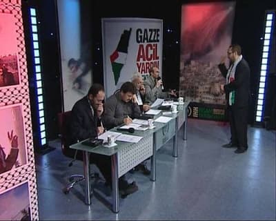 <strong><font face="Arial" size="2">Bir &Ccedil;ok Tv Programı Canlı Olarak Yayınladı</font></strong> <p><font face="Arial" size="2">Gazze i&ccedil;in t&uuml;m imkanları ile seferber olan İHH vakfı, &ouml;zel bir televizyon programı d&uuml;zenleyerek canlı yayında Gazze i&ccedil;in yardım topladı. Hilal TV st&uuml;dyolarında ger&ccedil;ekleştirilen ve aynı anda<font color="#333399"> TVNet, TV5, Dost TV, &Uuml;lke TV, Marmara FM, &Ouml;zel FM, Moral FM, Laleg&uuml;l FM'de</font> canlı olarak verilen programda halkımız Gazze'ye olan duyarlılığını bir kez daha g&ouml;zler &ouml;n&uuml;ne serdi. Program Anadolu'dan da b&uuml;y&uuml;k ilgi g&ouml;rd&uuml;. T&uuml;rkiye genelinde bir &ccedil;ok yerel televizyon ve radyo programı canlı olarak yayınladı. </font></p><p><font face="arial,helvetica,sans-serif" size="2">&Uuml;mit S&ouml;nmez'in sunduğu ve bir &ccedil;ok kesimden &uuml;nl&uuml; simaların katıldığı programda telefonlara yine programa katılan &uuml;nl&uuml;ler baktılar. Canlı yayında &ouml;nce telefona bakan &uuml;nl&uuml;ler daha sonra konuk masalarına ge&ccedil;erek Gazze hakkında d&uuml;ş&uuml;ncelerini seyircilerle paylaştılar.&nbsp;</font><font face="arial,helvetica,sans-serif" size="2">&nbsp;</font></p>