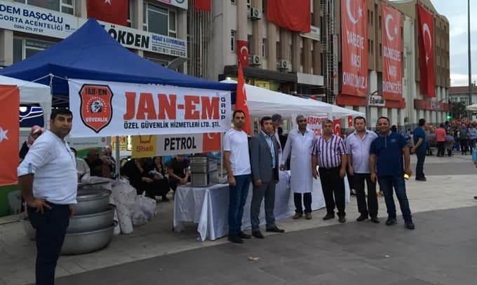 Demokrasiyi savunan halkımıza minnet doluyuz
