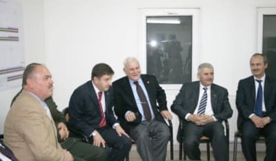 <p><font face="arial,helvetica,sans-serif" size="2"><strong>Bakan Yıldırım &Ccedil;alışmalar Hakkında Brifing Aldı</strong></font></p><p><font face="arial,helvetica,sans-serif" size="2">Ulaştırma Bakanı Binali Yıldırım&rsquo;a yol yapım şantiyesinde Karayolları İstanbul B&ouml;lge M&uuml;d&uuml;r&uuml; ve yol yapımını &uuml;stlenen m&uuml;teahhitler &ccedil;alışmalar hakkında geniş bilgi verdiler.<font color="#333399"> Adapazarı - Bilecik arasında hızlı bir şekilde yapımı s&uuml;ren b&ouml;l&uuml;nm&uuml;ş yolun bitmek &uuml;zere olduğu belirtildi.</font> Ulaştırma Bakanı Binali Yıldırım, b&ouml;l&uuml;nm&uuml;ş yol yapımını &uuml;stlenen m&uuml;teahhitlerden &ccedil;alışmaların mayıs ayı sonuna kadar bitirilmesini ve yolun t&uuml;m&uuml;yle hizmete girmesini istedi<font color="#333399">. Daha sonra yapılan konuşmalarda &ccedil;alışmaların Mayıs ayı sonu yada Haziran ayı i&ccedil;inde kesinlikle bitirileceği Bakan Yıldırım&rsquo;a iletildi. </font></font></p>