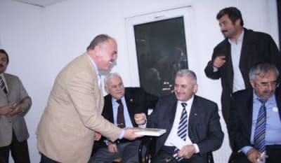 <p><font face="arial,helvetica,sans-serif" size="2"><strong>Başkan Turan Ceviz Ezmesi ikram etti</strong></font></p><p><font face="arial,helvetica,sans-serif" size="2">Pamukova Belediye Başkanı ve Ulaştırma Bakanı Binali Yıldırım, misafirlere Pamukova&rsquo;nın meşhur ceviz ezmesi tatlısını ikram etti. Ceviz ezmesini &ccedil;ok beğenen Bakan Yıldırım <font color="#333399">&ldquo;Şimdi Gazeteciler, Bakan Ezme yedi &ldquo;</font> diye yazarlar şeklinde espri yaptı. YIldırım, Hikmet Ferudun Turan&rsquo;a ikramı i&ccedil;in teşekk&uuml;r etti.</font></p>
