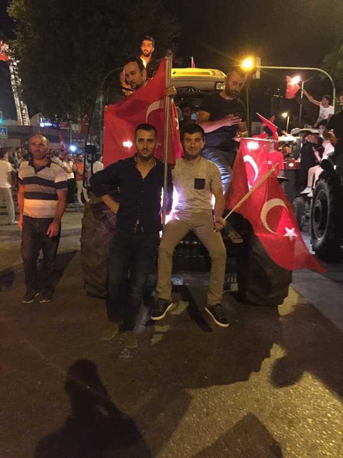 Kaynarca'lı çiftçilerden demokrosi nöbeti