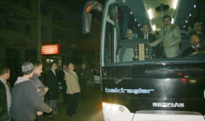 <font face="Arial" size="2"><strong>İkinci Durak Pamukova D&ouml;rtyol Kesimi</strong></font> <p><font face="arial,helvetica,sans-serif" size="2">Ulaştırma Bakanı Binali Yıldırım Mekece şantiyesindeki birifingin ardından belediye başkanı Turan ve kaymakam Abdullah Demir&rsquo;i otob&uuml;se davet ederek beraberce saat 18.00 sıralarında il&ccedil;e&rsquo;nin D&ouml;rtyol kesimine geldi. </font></p><p><font face="arial,helvetica,sans-serif" size="2"><strong>&Ccedil;alışmalarını &Ccedil;ok Beğendi</strong></font></p><p><font face="arial,helvetica,sans-serif" size="2">Ulaştırma Bakanı Binali Yıldırım Pamukova i&ccedil;inden ge&ccedil;en b&ouml;l&uuml;nm&uuml;ş yol i&ccedil;in yapılacak alt ge&ccedil;itte 4 delme makinesinin &ccedil;alışmasını g&ouml;r&uuml;nce <font color="#333399">&ldquo;Akşamın bu saatinde, gecenin karanlığında, ışıklar altında makineler haldır haldır &ccedil;alışıyor. Bu &ccedil;alışma temposu ile alt ge&ccedil;it &ccedil;ok kısa zamanda biter. T&uuml;m &ccedil;alışanları kutlarım&rdquo;.</font>dedi. </font></p>