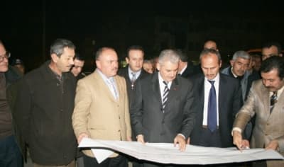 <p><font face="arial,helvetica,sans-serif" size="2"><strong>Ge&ccedil;it Hakkında Bilgi Aldı, Bilgi Verdi</strong></font></p><p><font face="arial,helvetica,sans-serif" size="2">Ulaştırma Bakanı Binali Yıldırım, Hikmet Ferudun Turan, Kaymakam Abdullah Demir, &ccedil;alışma alanında proje &uuml;zerinde incelemelerde bulundular. Başkan Hikmet Ferudun Turan&rsquo;ın alt ge&ccedil;it yapılması konusunda b&uuml;y&uuml;k etken olduğunu belirten Bakan Yıldırım <font color="#333399">&ldquo;Pamukova D&ouml;rt yol&rsquo;a 400 metre uzunluğa erişecek alt ge&ccedil;it yapılıyor. &Ccedil;alışmalar &ccedil;ok hızlı. Alt ge&ccedil;idin yanı sıra &uuml;st d&ouml;n&uuml;ş yolu ve yan yollar ile birlikte toplam 6 şerit olacak. Pamukova i&ccedil;in yakışanı yapıyoruz. G&ouml;receksiniz harika bir eser olacak&rdquo; </font>dedi. </font></p>