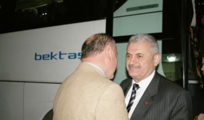 <p><font face="arial,helvetica,sans-serif" size="2"><strong>Belediye Başkanını Kutladı</strong></font></p><p><font face="arial,helvetica,sans-serif" size="2">Ulaştırma Bakanı Binali Yıldırım, Adapazarı-Bilecik yolu dahil yakın &ccedil;evrelerde ana arter yollarda ilk alt ge&ccedil;işin Pamukova&rsquo;ya yapıldığını hatırlatan gazetecilere <font color="#333399">&ldquo;Evet tespit doğru. Bu yolda ve &ccedil;evrede ilk alt ge&ccedil;it Pamukova&rsquo;ya yapılıyor. Belediye başkan Hikmet Ferudun Turan bey gece ge&ccedil; saatlere kadar buradaki &ccedil;alışmaları denetliyor ve işin &ccedil;ok hızlı gitmesini sağlıyor.Kendisi 5 yıldan beri yaptığı Belediye Başkanlığında Pamukova&rsquo;yı modern ve yaşanır kentlerin arasına sokmayı başardı. Şimdi yeniden aday. Kendisinden 5 yıl daha b&ouml;ylesine başarılı &ccedil;alışmalar dilerim. Bizde durmak yok hizmete devam &ldquo;</font> dedi.</font></p><p><font face="arial,helvetica,sans-serif" size="2"><strong>İstanbula Gitti</strong></font></p><p><font face="arial,helvetica,sans-serif" size="2">Ulaştırma Bakanı Binali Yıldırım, beraberindeki heyetle birlikte &ouml;zel otob&uuml;sle İstanbula gitti. </font></p>