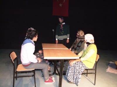 <p><font face="arial,helvetica,sans-serif" size="2">İlk&ouml;ğretim okulları arasında d&uuml;zenlenen Enerji Tasarrufu konulu resim yarışmasının 3, 4 , 5.sınıflar kategorisinde;<font color="#333399"> birinciliği Sabihahanım İlk&ouml;ğretim Okulu&rsquo;ndan Ayşe Zeren Buruşoğlu, ikinciliği Taşlık İlk&ouml;ğretim Okulu&rsquo;ndan Hasan Demir, &uuml;&ccedil;&uuml;nc&uuml;l&uuml;ğ&uuml; Karakamış İlk&ouml;ğretim Okulu&rsquo;ndan Hakan Doğan alırken,</font> mansiyon &ouml;d&uuml;lleri Sabihahanım İlk&ouml;ğretim Okulu&rsquo;ndan Hatice K&uuml;bra &Uuml;ner ile Ahmet Akko&ccedil; İlk&ouml;ğretim Okulu&rsquo;ndan Yaren K&ouml;kg&ouml;z&rsquo;e verildi.</font></p>