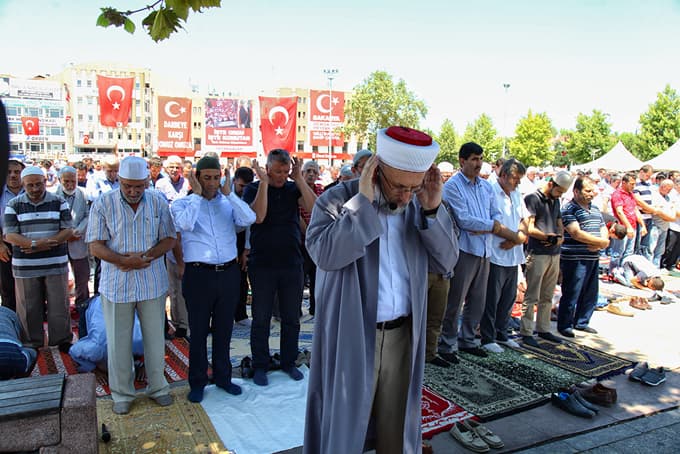 Binler Cuma Namazı'nı Demokrasi Meydanı'nda kıldı