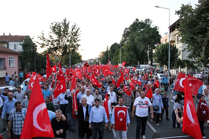 Sakarya Üniversitesi darbeye karşı yürüdü