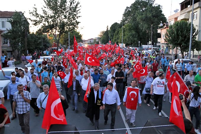 Sakarya Üniversitesi darbeye karşı yürüdü