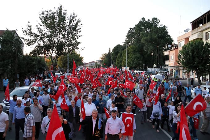 Sakarya Üniversitesi darbeye karşı yürüdü