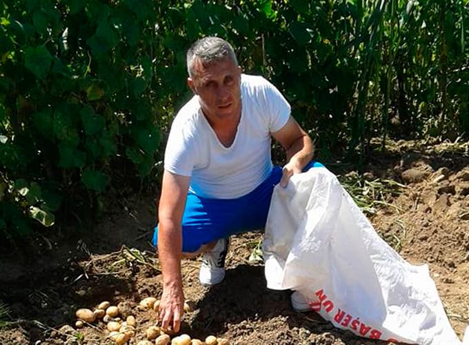 Yılan üzerine sıçrayarak ısırdı