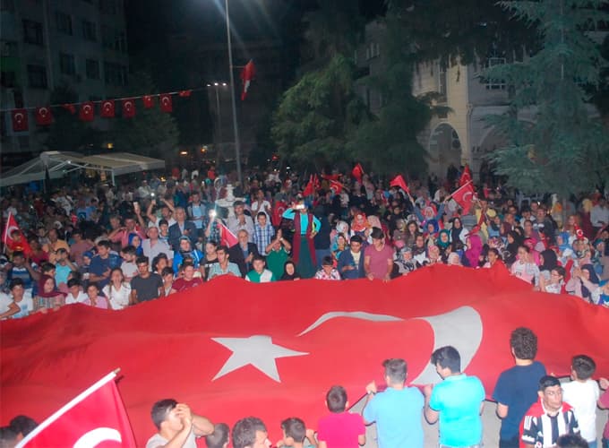 Kocaali'de demokrasi yürüyüşü yapıldı