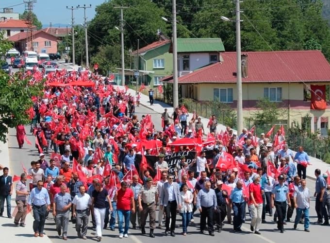 Taraklı'da binler darbeye tepki için yürüdü