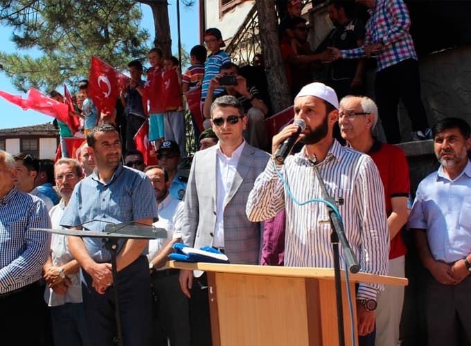 Taraklı'da binler darbeye tepki için yürüdü