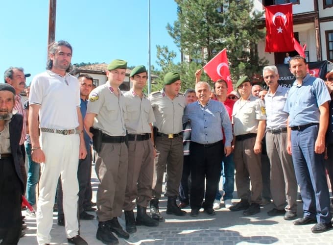 Taraklı'da binler darbeye tepki için yürüdü