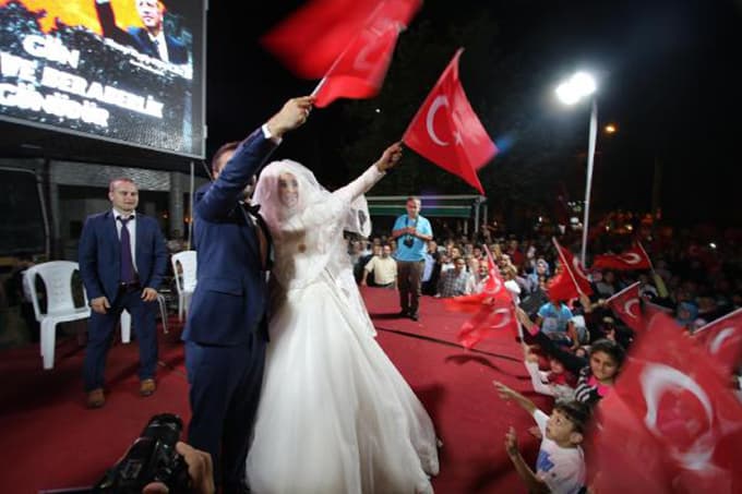 Düğünden sonra 'Demokrasi Nöbeti'ne koştular
