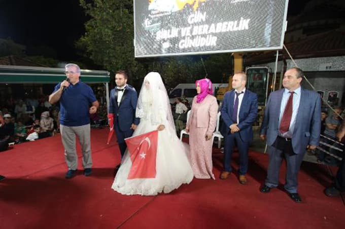 Düğünden sonra 'Demokrasi Nöbeti'ne koştular