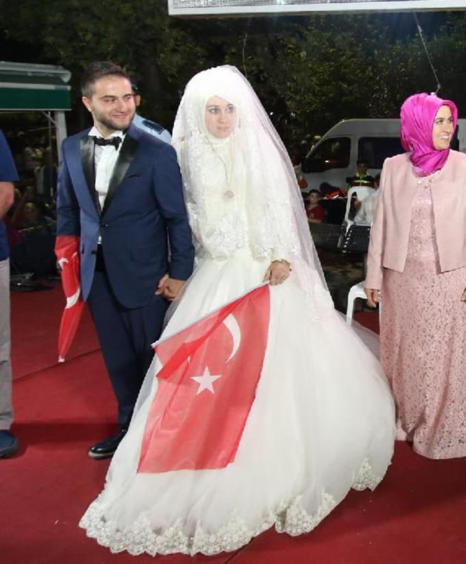 Düğünden sonra 'Demokrasi Nöbeti'ne koştular