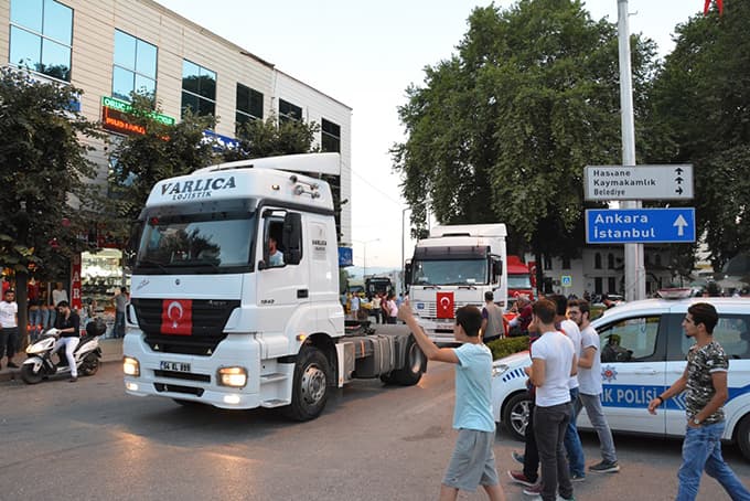 Tırcılardan Darbeye Karşı Demokrasi Konvoyu