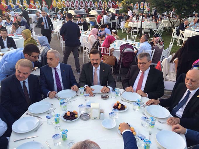 4 Bakan o düğüne geldi