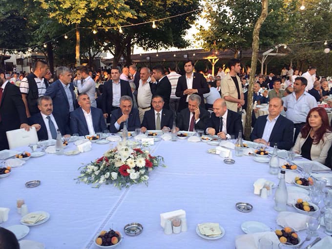 4 Bakan o düğüne geldi