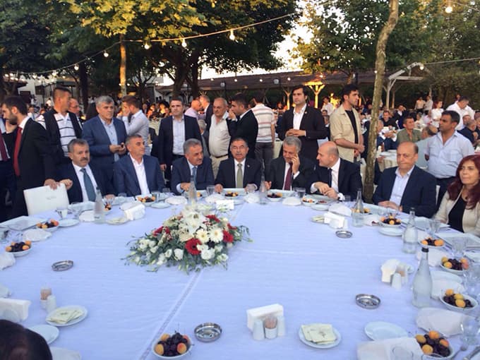 4 Bakan o düğüne geldi